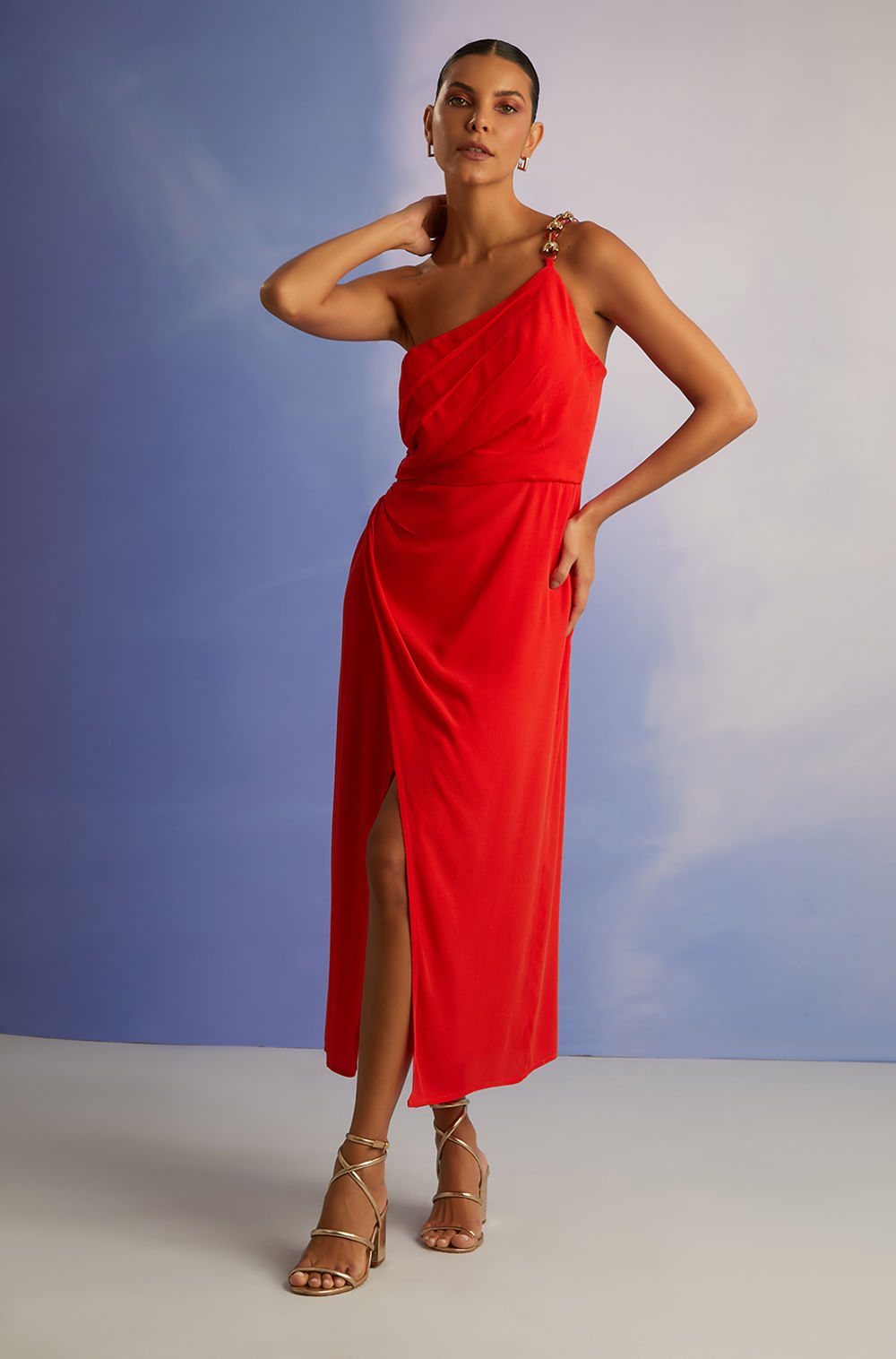 Vestido midi assimétrico com fenda, da Dolps